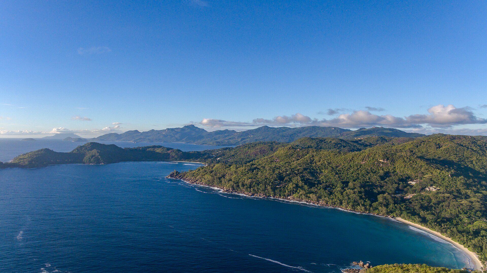 14 giorni alle Seychelles: veduta aerea di Anse Takamaka nel sud-ovest di Mahé
