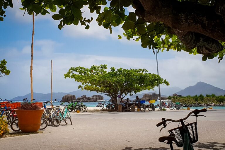 Abenteuer auf dem Fahrrad: Fahrräder an der Uferpromenade von La Digue