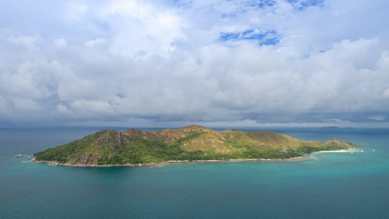 Vue aérienne de l’île Curieuse, au large de Praslin