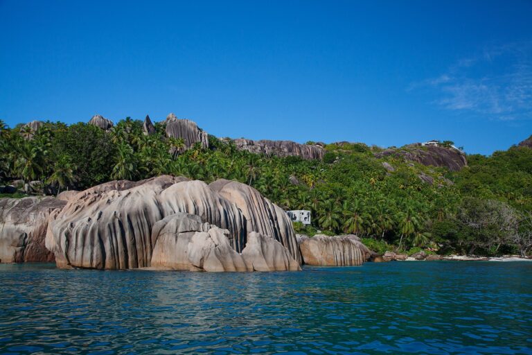 The granite coastline of Félicité Island