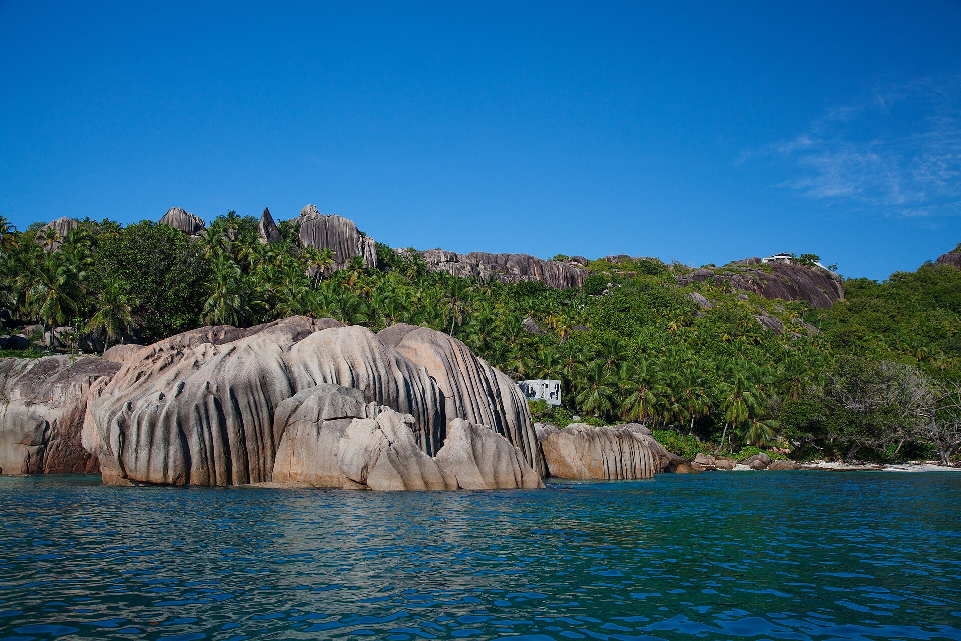 The granite coastline of Félicité Island