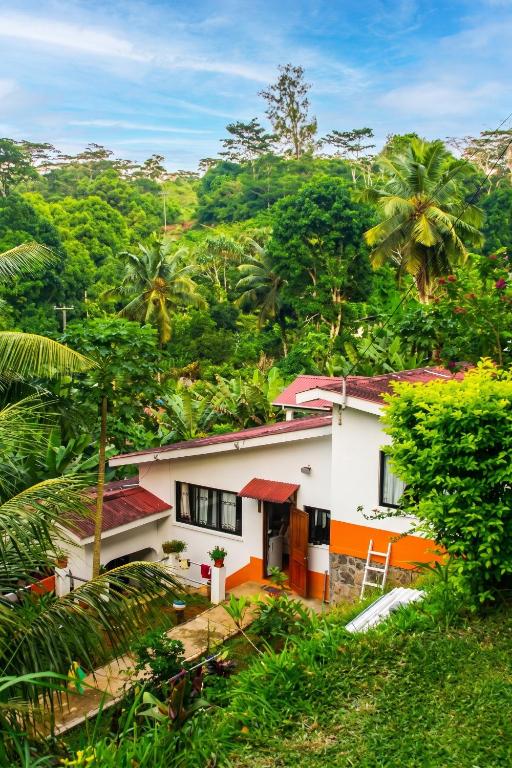 Charming house in Victoria with mountain view, Seychelles: property photograph