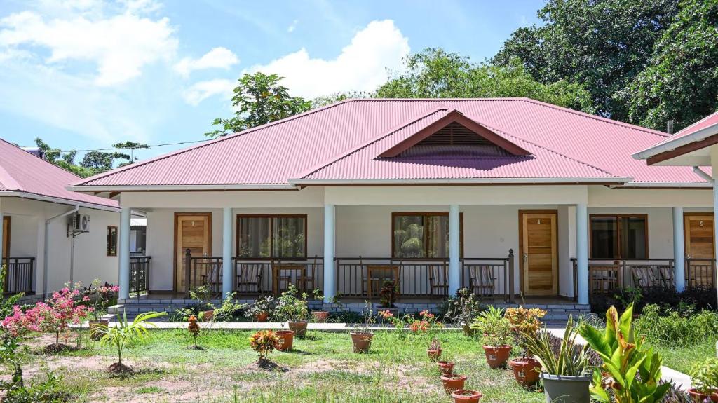 La Maison Figaro Guest House - Spacious Island Stay in La Digue, Seychelles: property photograph