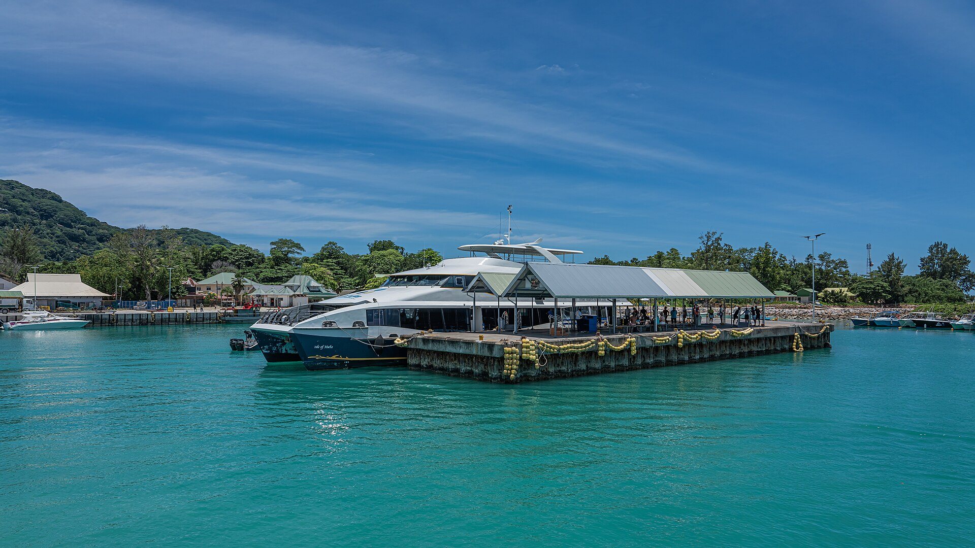 Inselhopping auf den Seychellen: Fähre am Anleger von La Passe, La Digue
