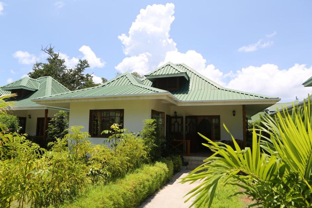 Le Surmer Self Catering Chalets, Seychelles: property photograph