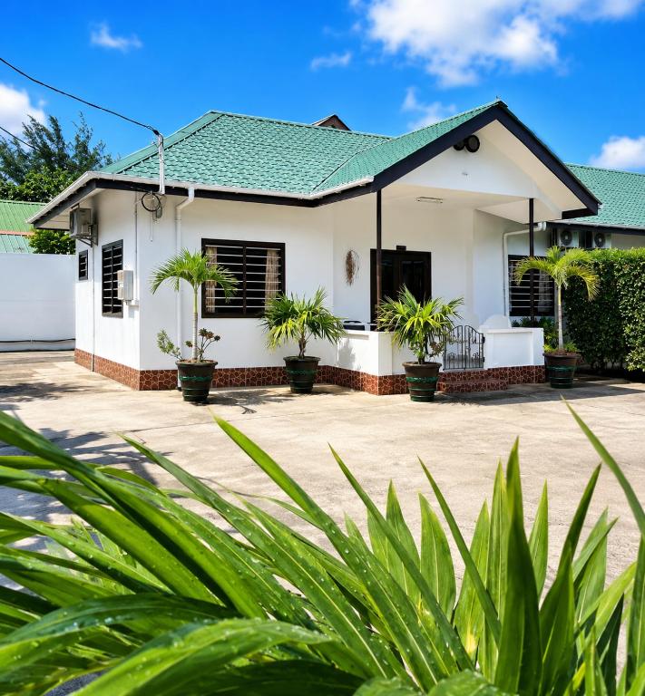 Roche Kerlan Apartments, Seychelles: property photograph