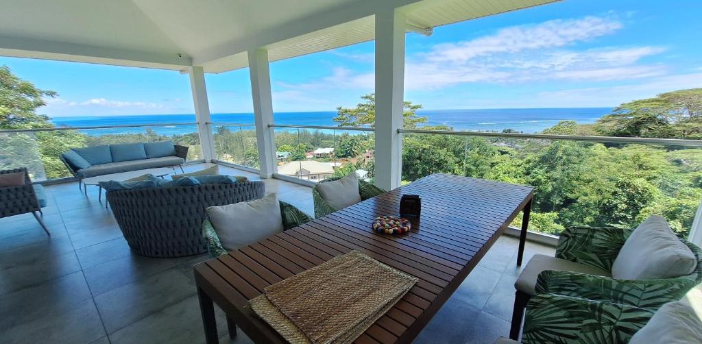 House on a rock, Seychelles: property photograph